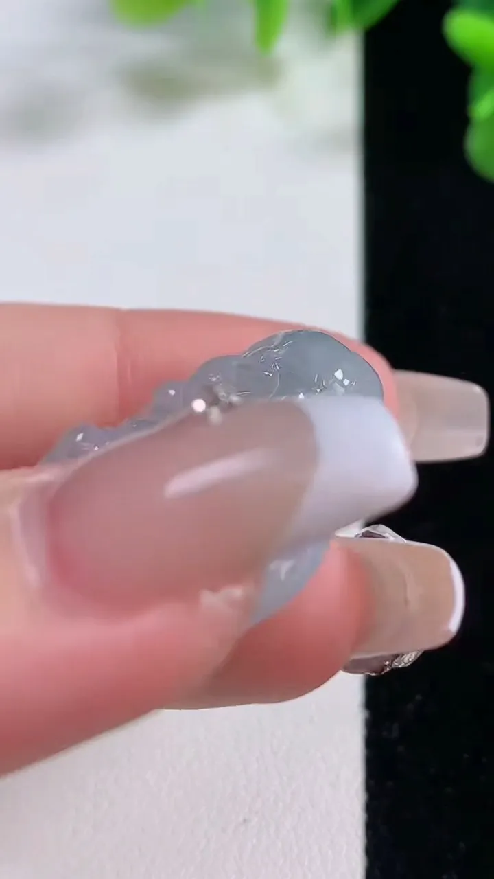 天然A货翡翠冰种飘花佛公吊坠，尺寸28.7-30-6.4，重量:8.24g
12月20日