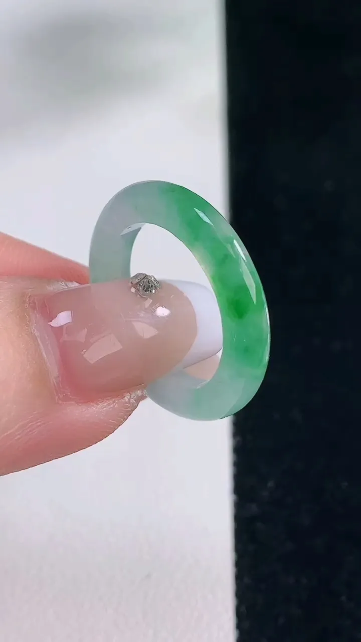 天然A货翡翠指环戒指，尺寸16.5-3.6-3.3，重量:2.51g2025年12月20日
工厂直销