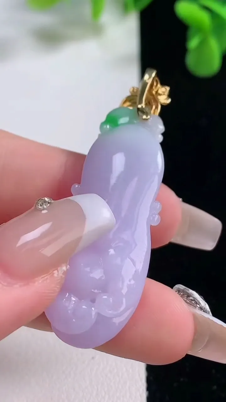 天然A货翡翠18K金春带彩紫罗兰佛手瓜吊坠，尺寸43.5-15.7-8.7，重量:9.41g
12月20日
