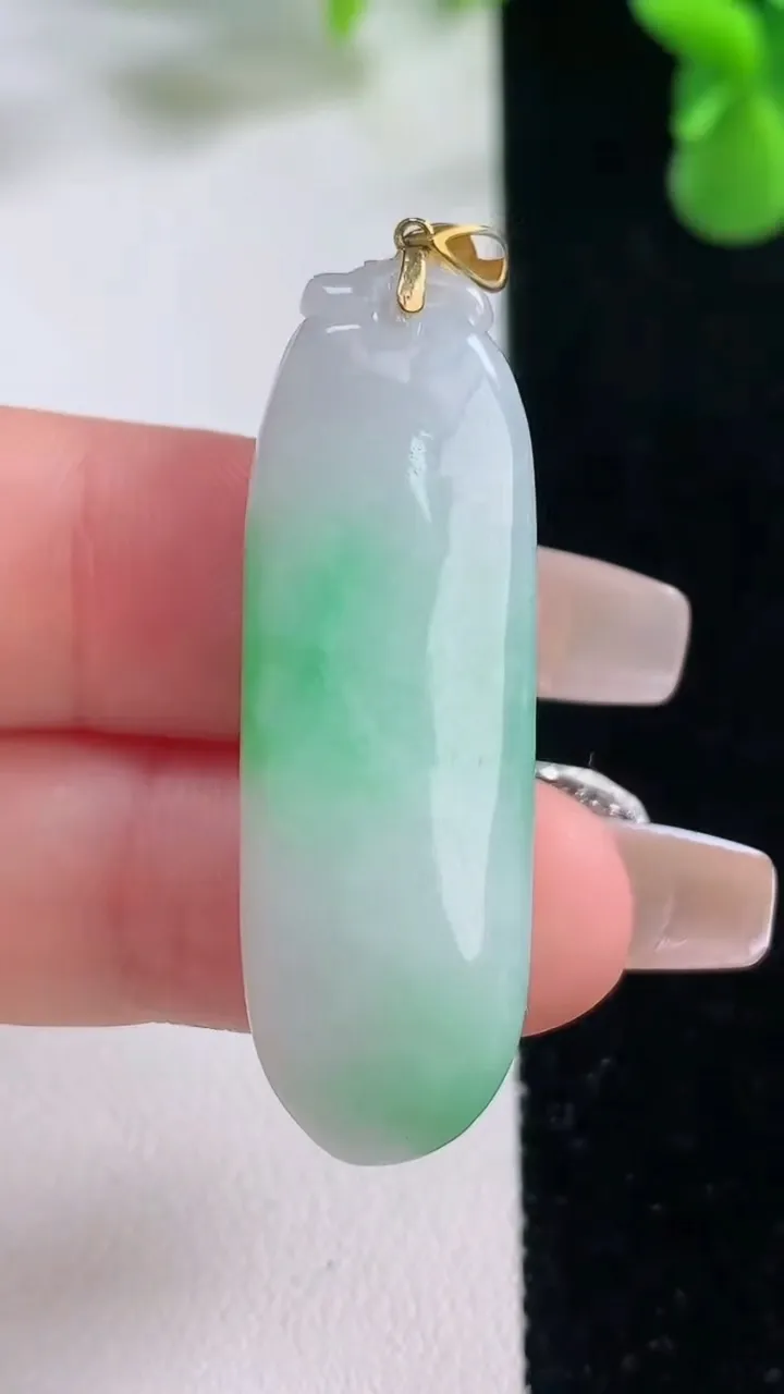 天然A货翡翠福瓜吊坠，尺寸39.5-13.3-8，重量:9.65g
12月20日