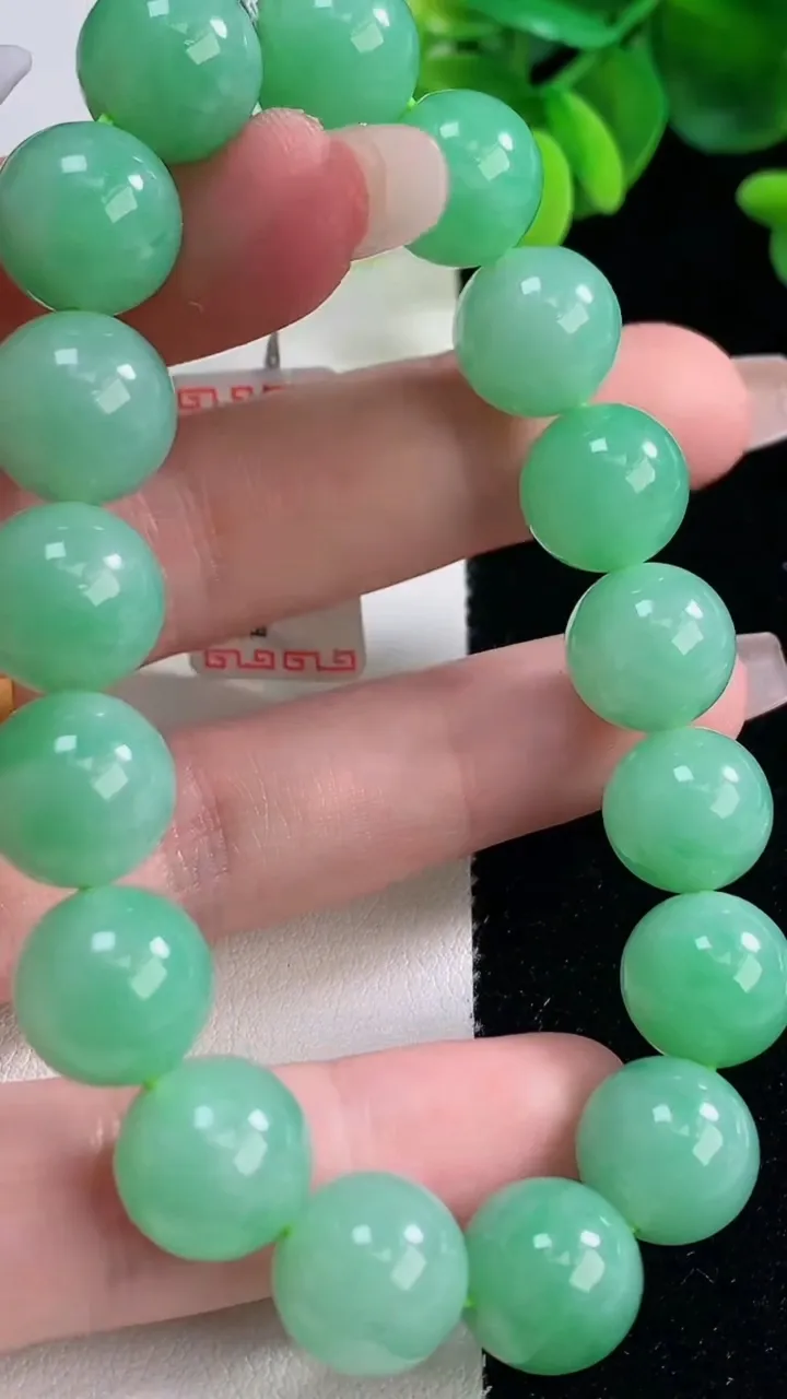 天然A货翡翠圆珠手串，尺寸11.3-17颗，重量:44.26g12月20日
工厂直销收藏佳品,种好水