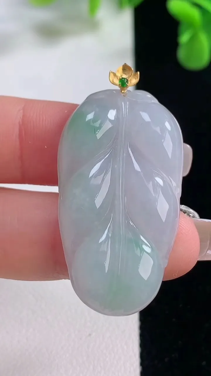 天然A货翡翠金枝玉叶 叶子吊坠，尺寸38.2-21.5-4.8，重量:7.18g
12月20日