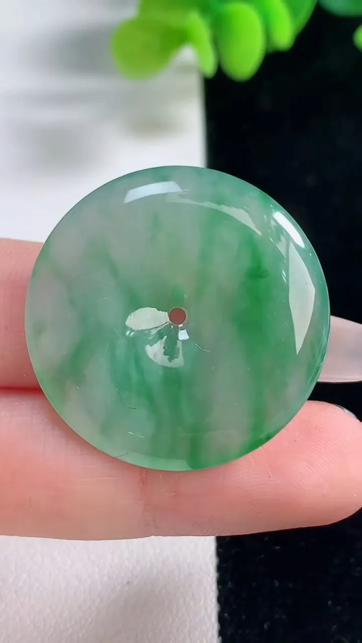 天然A货翡翠平安扣吊坠，尺寸30.3-5，重量:9.45g
12月20日