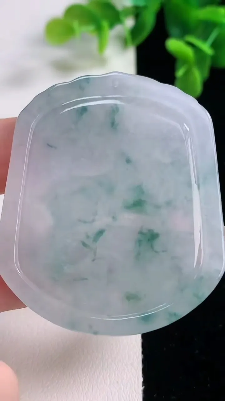 天然A货翡翠冰种飘花生肖羊吊坠，尺寸53.2-45.5-5.4，重量:25.20g
12月20日