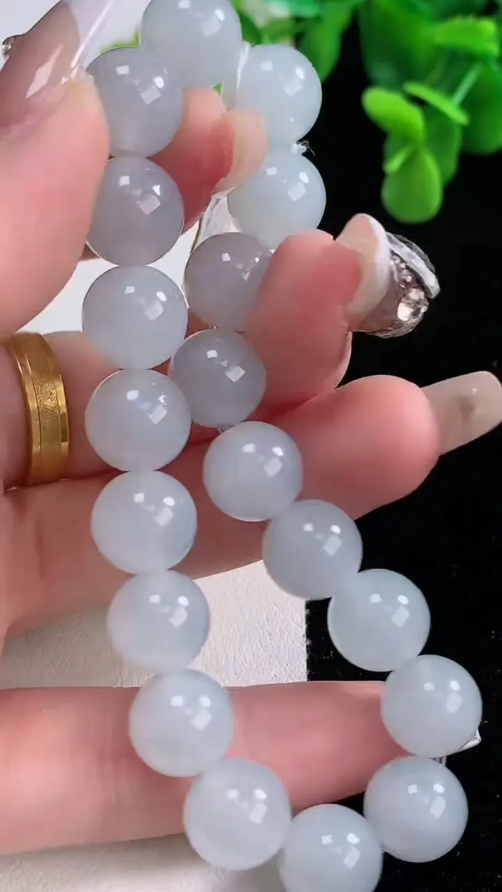 天然A货翡翠圆珠手串，尺寸10.3-19颗，重量:35.55g12月20日
工厂直销收藏佳品,种好水