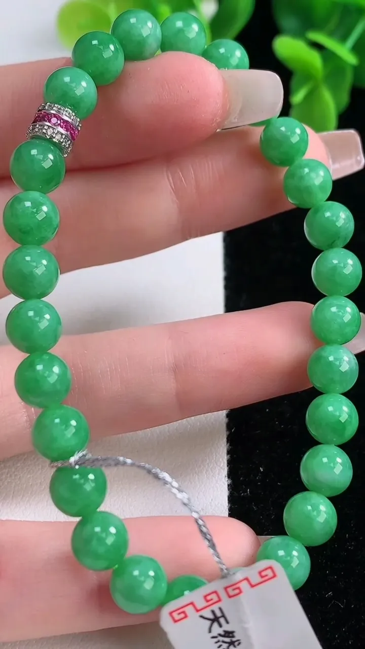 天然A货翡翠圆珠手串，尺寸6.9-27颗，重量:16.35g12月20日
工厂直销收藏佳品,种好水足，色泽均匀，有种有色，上手高大气！