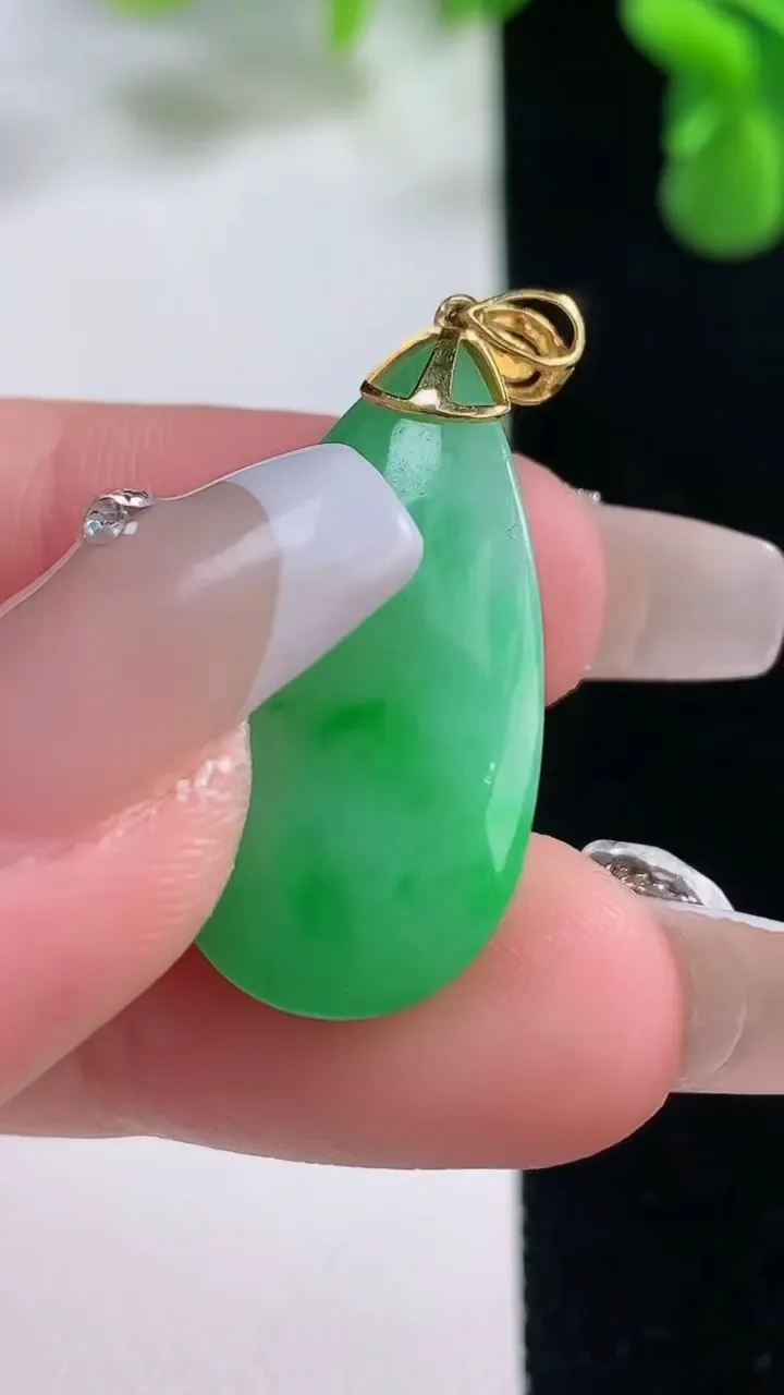 天然A货翡翠水滴吊坠，尺寸27-14.2-8.4，重量:5.46g
12月20日