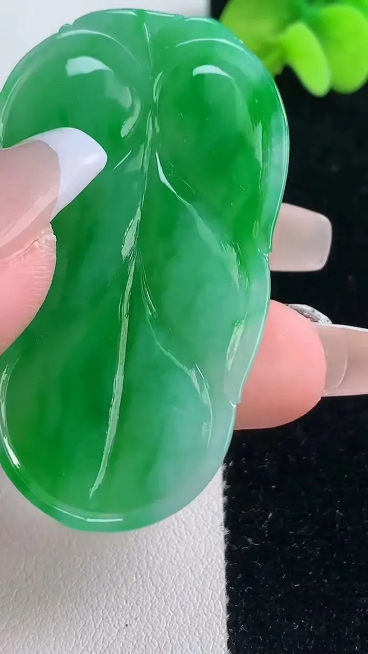 天然A货翡翠金枝玉叶 叶子吊坠，尺寸62.4-30-4.4，重量:14.17g
12月20日