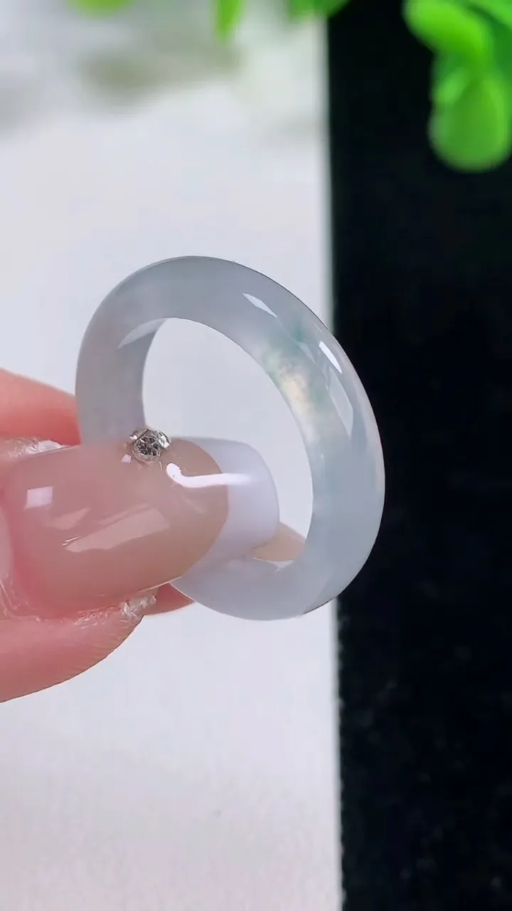 天然A货翡翠冰种飘花指环戒指，尺寸18.5-4.3-2.8，重量:2.93g2025年12月20日
