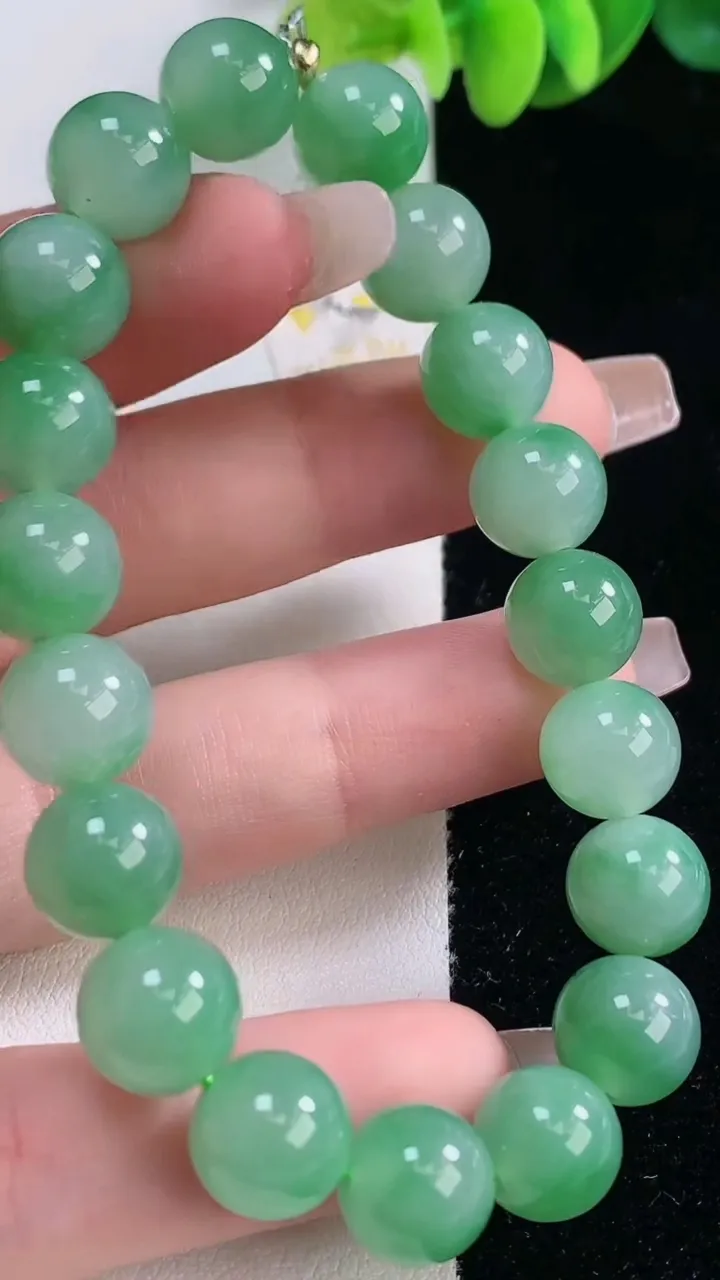 天然A货翡翠圆珠手串，尺寸14.3-15颗，重量:75.97g12月20日
工厂直销收藏佳品,种好水