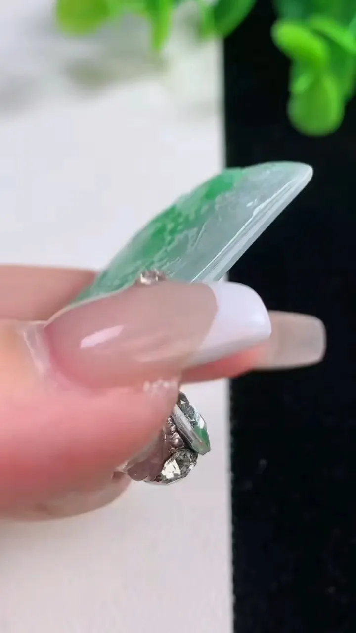 天然A货翡翠山水牌吊坠，尺寸56.3-35.8-3.5，重量:20.33g
12月20日