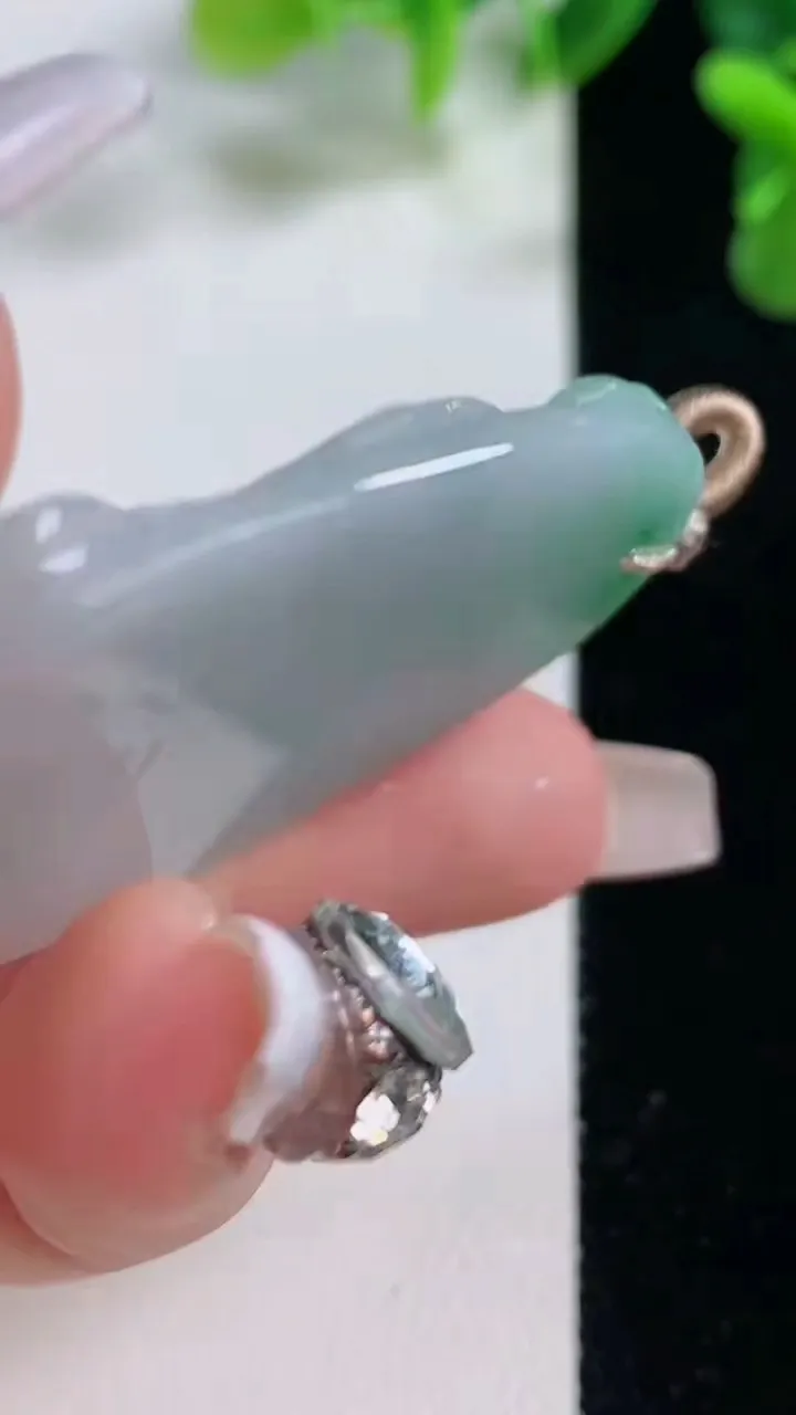 天然A货翡翠生肖虎吊坠，尺寸47.2-29.6-5.3，重量:15.95g
12月20日