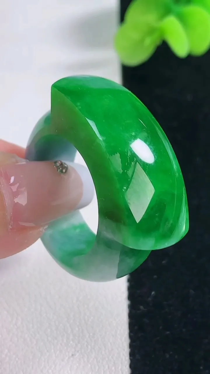 天然A货翡翠马鞍戒指 扳指，尺寸20.2-31.6-12.4-7.7，重量:16.25g2025年12月20日
工厂直销收藏佳品,种好水足，色泽均匀，有种有色，上手高大气！