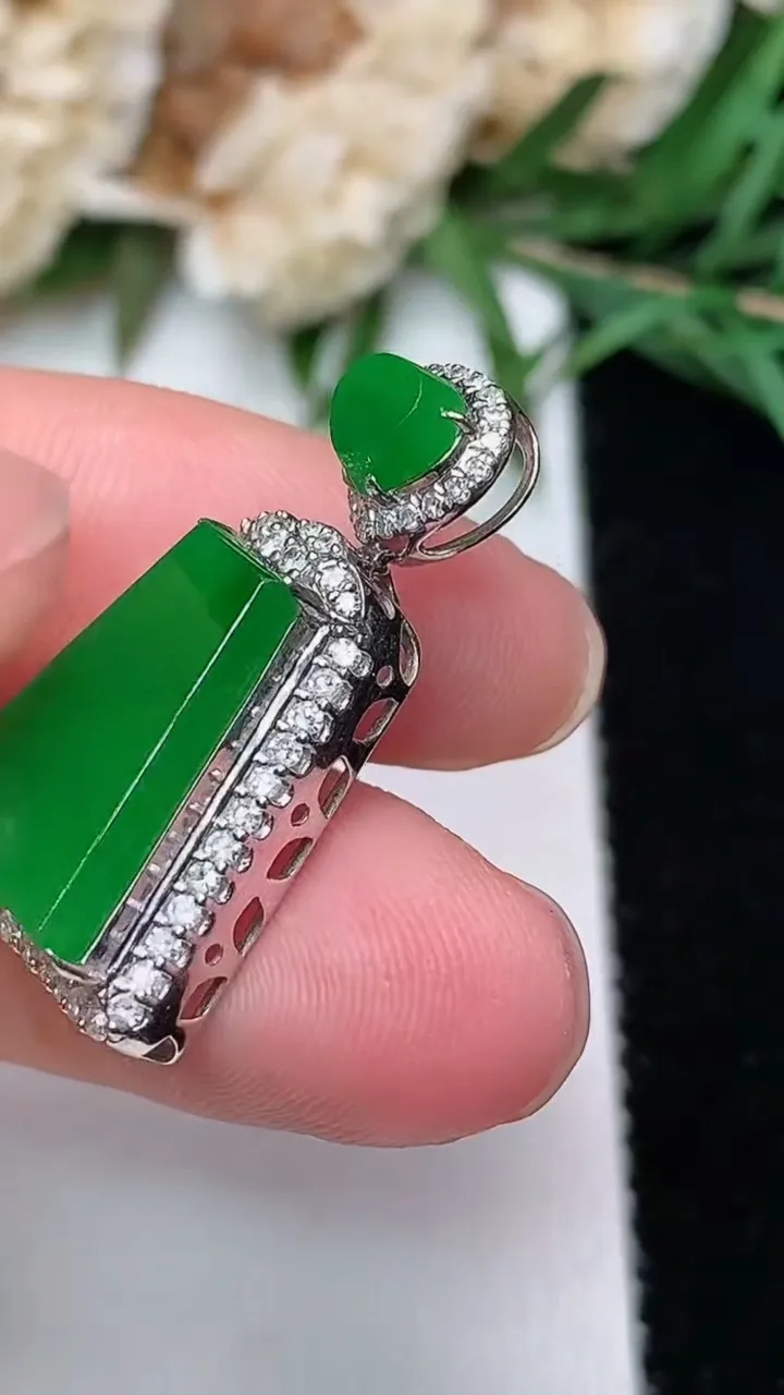 天然A货翡翠无事牌吊坠，尺寸26.4-13.7-7.8，裸石14.5-10.5，重量:3.11g
12月20日，重量:3.11g