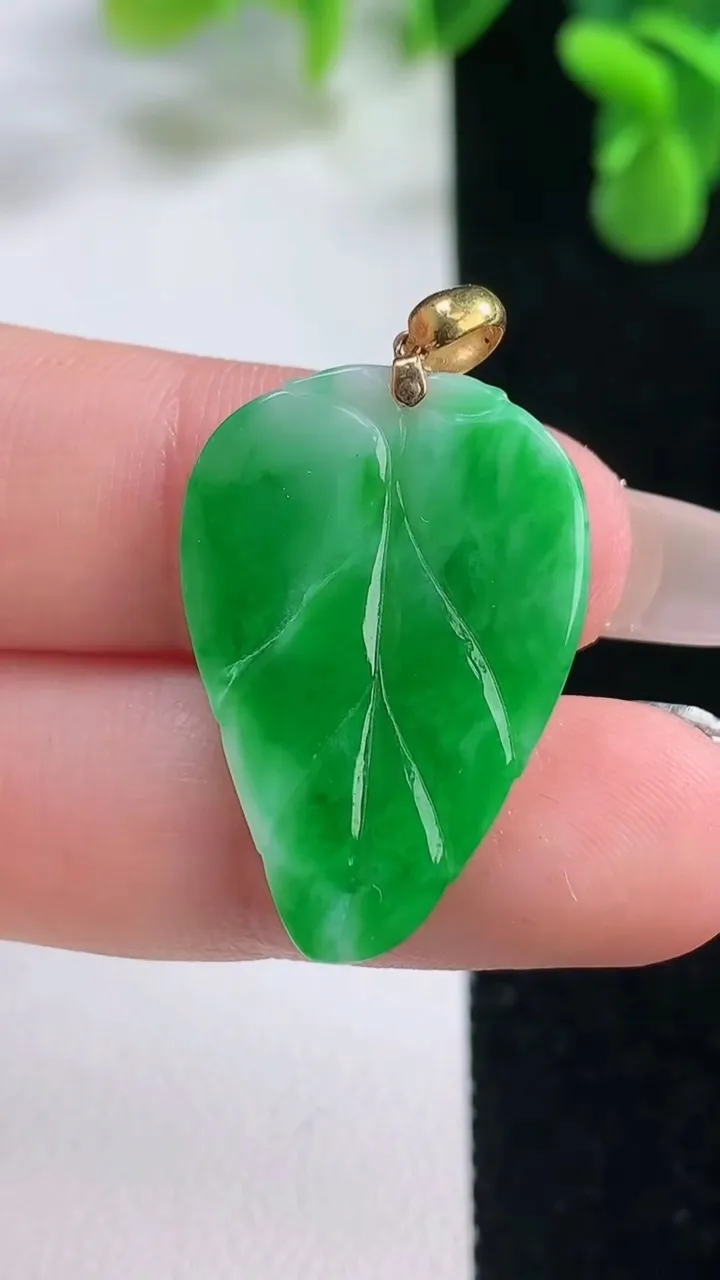 天然A货翡翠金枝玉叶 叶子吊坠，尺寸27.3-19.5-2.7，重量:2.90g
12月20日