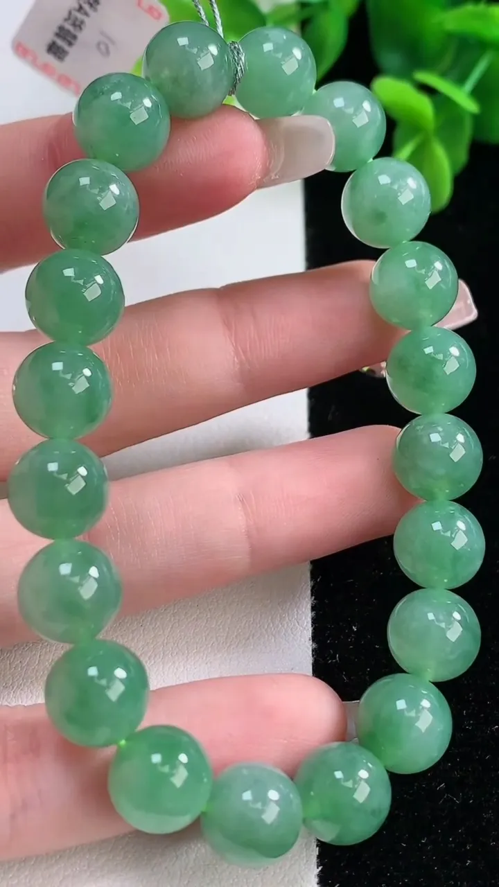 天然A货翡翠圆珠手串，尺寸9.8-26颗，重量:34.33g12月20日
工厂直销收藏佳品,种好水足，色泽均匀，有种有色，上手高大气！