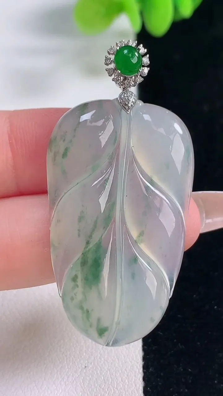 天然A货翡翠种飘花金枝玉叶 叶子吊坠，尺寸40-24.5-4.5，重量:9.92g
12月20日