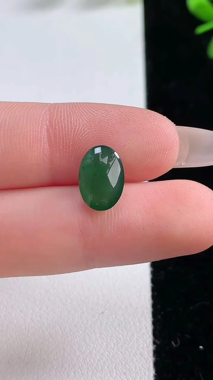 天然A货翡翠蛋面镶嵌件，尺寸11-7.5-4.8，重:0.64g
12月20日