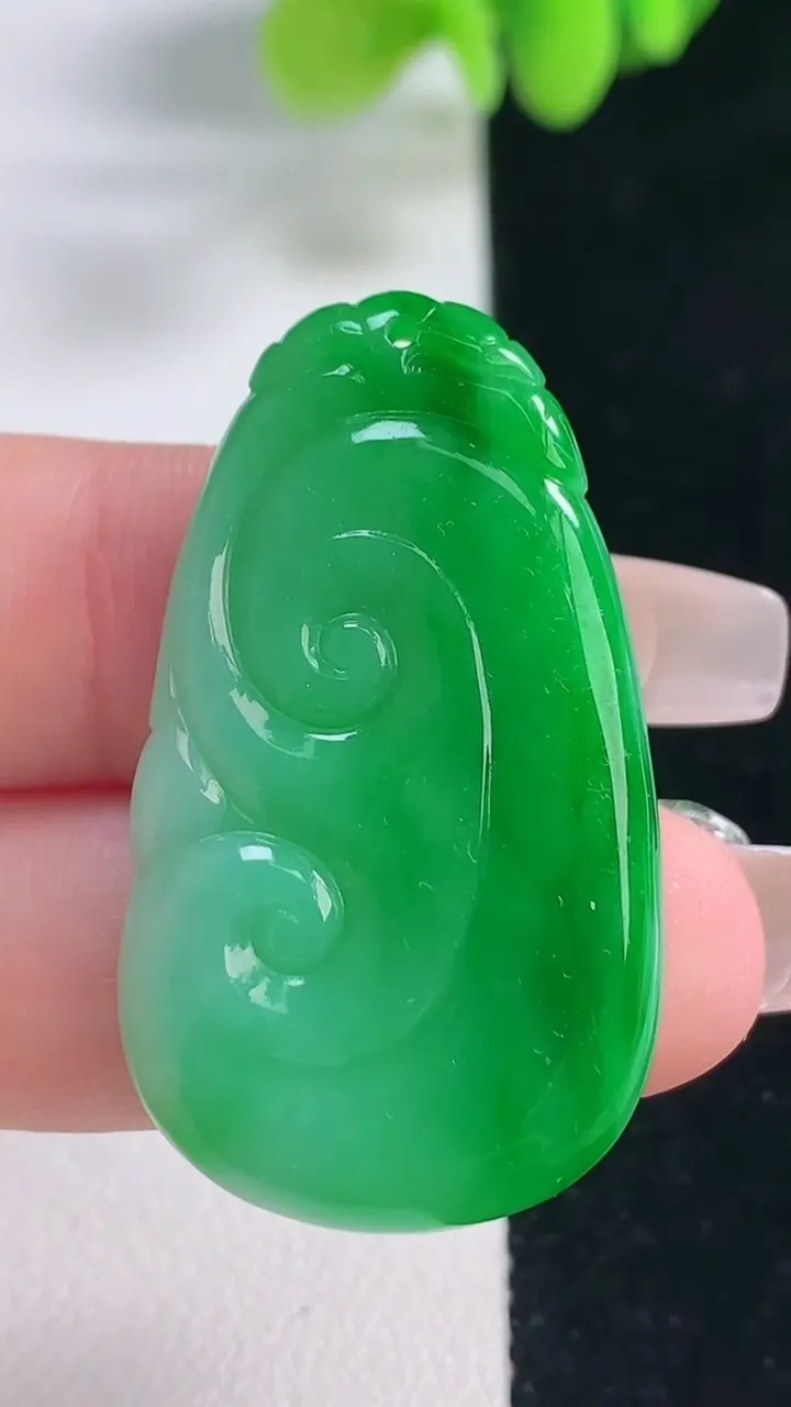 天然A货翡翠如意吊坠，尺寸38.5-22.2-4.4，重量:9.02g
12月20日