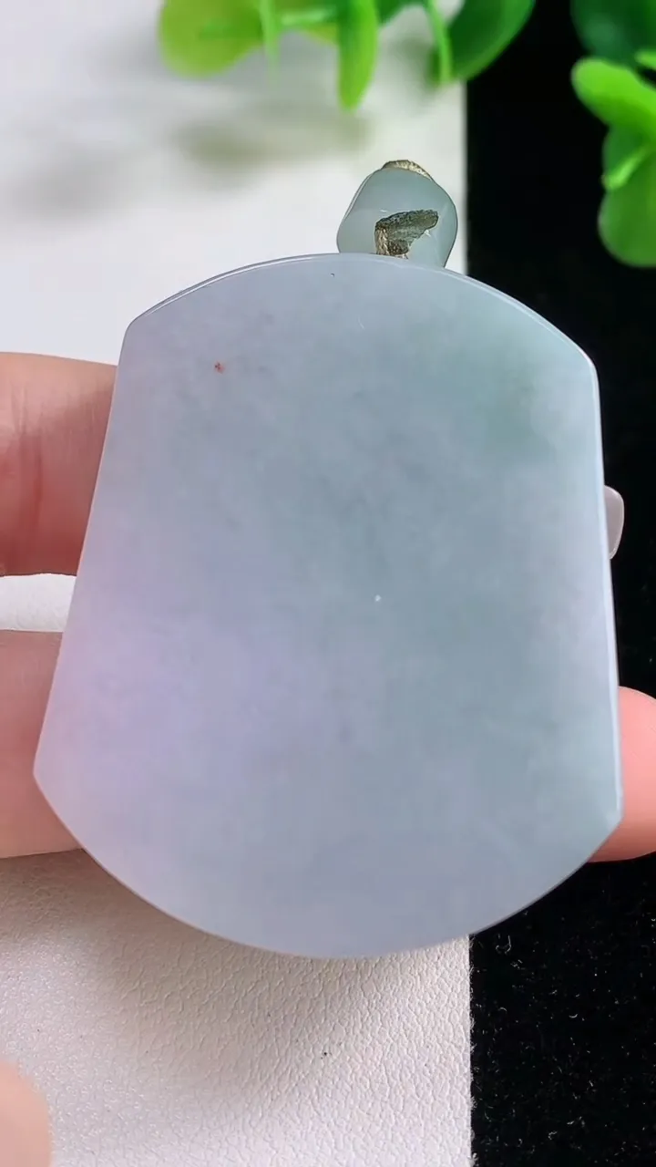 天然A货翡翠紫罗兰无事牌吊坠，尺寸47.4-39.7-12.4，重量:67.13g
12月20日