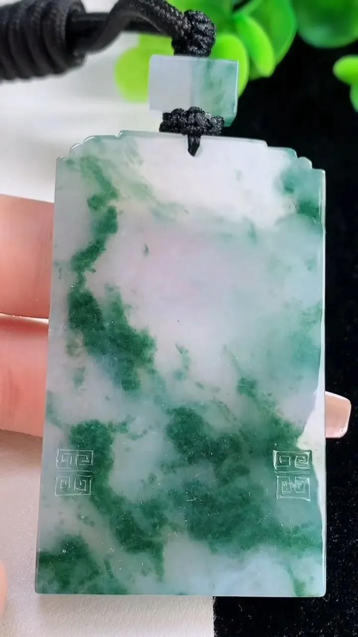 天然A货翡翠种飘花仿古无事牌吊坠，尺寸62.2-37.4-5.7，重量:52.18g
12月20日