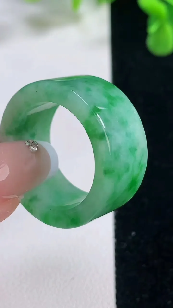 天然A货翡翠方形指环扳指，尺寸21.2-12.2-3.8，重量:13.10g2025年12月20日
工厂直销收藏佳品,种好水足，色泽均匀，有种有色，上手高大气！