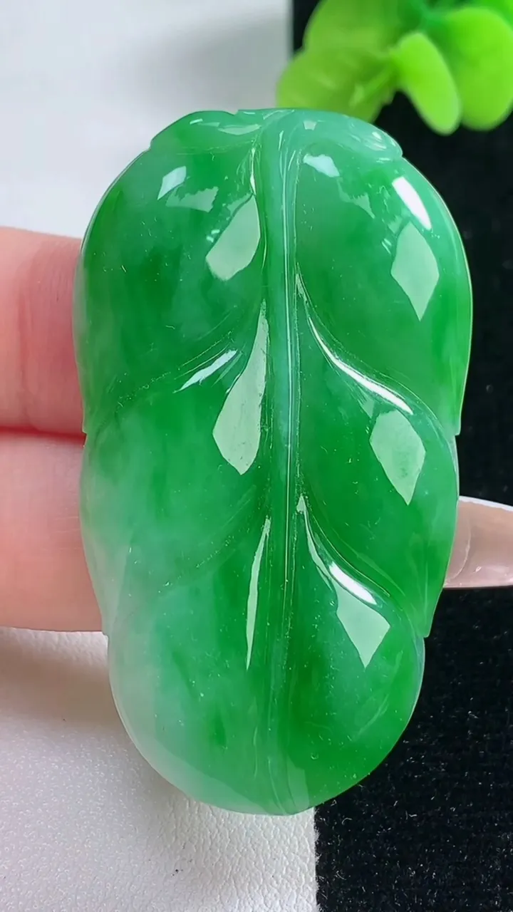 天然A货翡翠金枝玉叶 叶子吊坠，尺寸62.4-30-4.4，重量:14.17g
12月20日