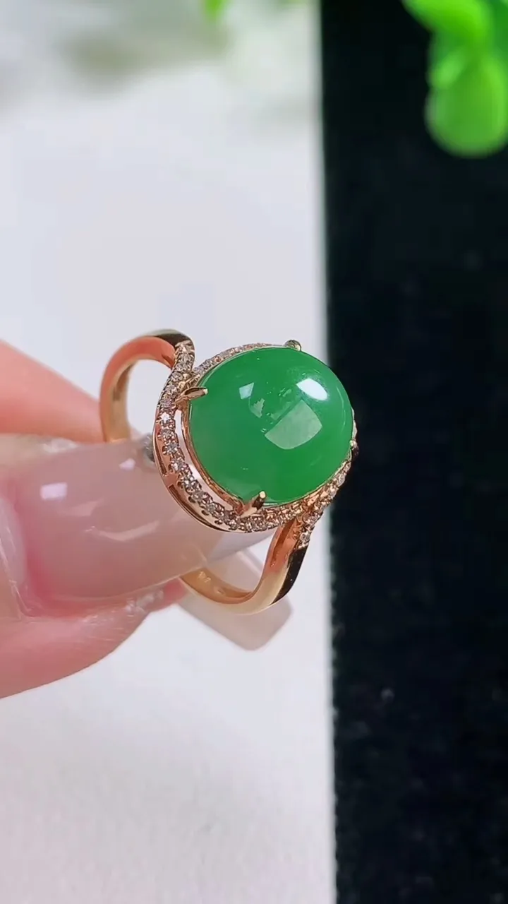 天然A货翡翠蛋面戒指，尺寸17.5-10.5-9.6-7.2，重量:3.34g2025年12月20日