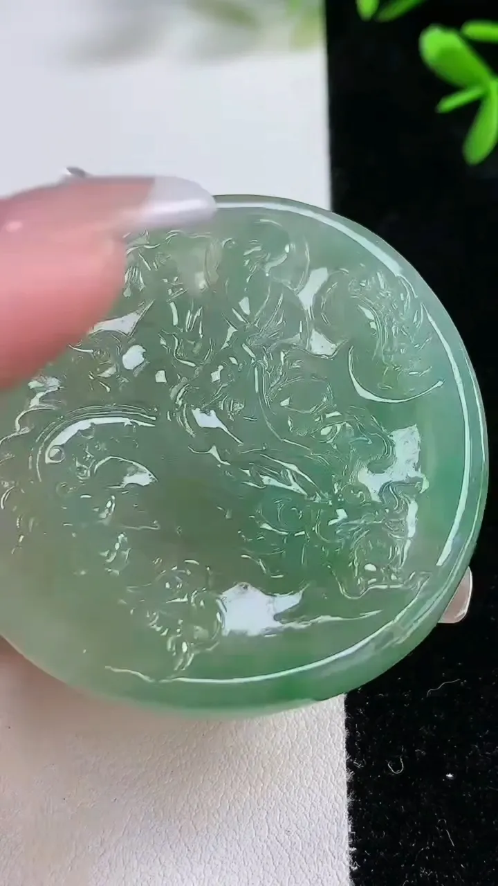 天然A货翡翠龙牌吊坠，尺寸53-50-5，重:28.87g
12月20日