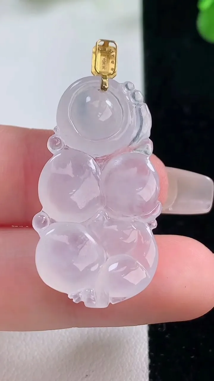 天然A货翡翠种白冰生肖猴吊坠，尺寸33.6-17.8-5.7，重量:5.32g
12月20日