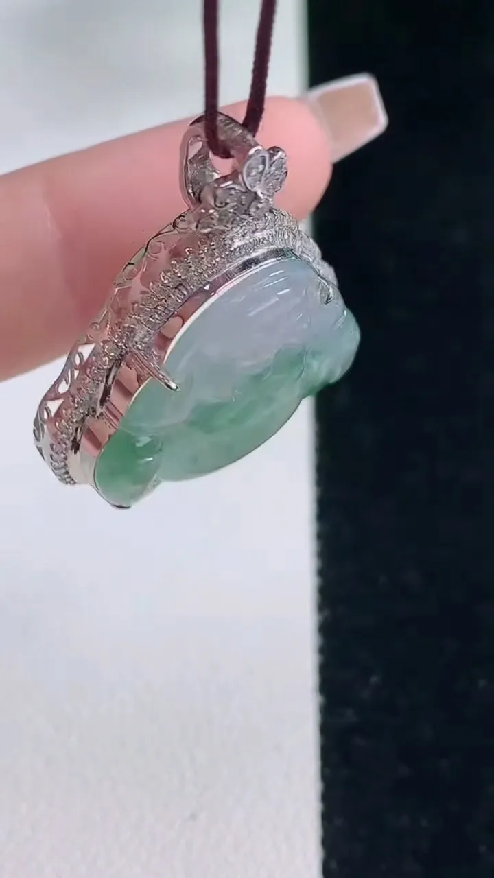 天然A货翡翠种飘花佛公吊坠，尺寸29.8-25-8.8，裸石18.7-24重量:4.97g
12月20日