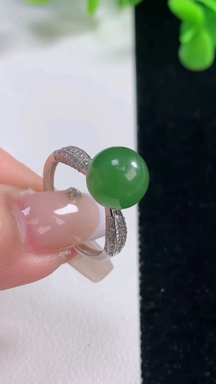 天然A货翡翠圆珠戒指，尺寸17.5-9.5，重量:3.04g2025年12月20日
工厂直销收藏佳品