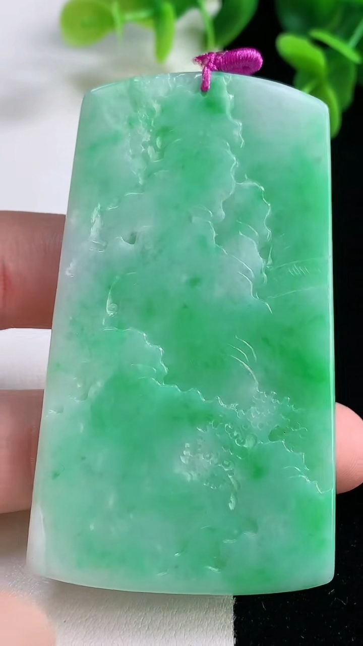 天然A货翡翠山水牌吊坠，尺寸684-39.2-6.2，重量:41.31g
12月20日