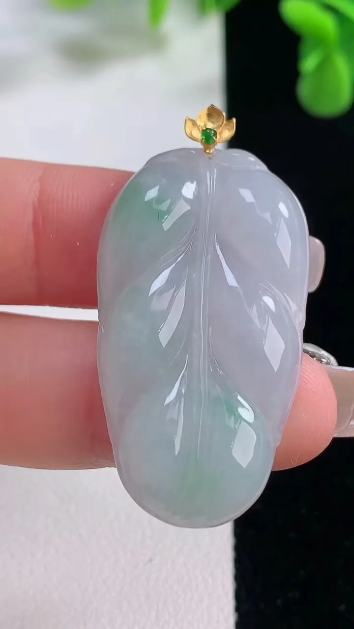 天然A货翡翠金枝玉叶 叶子吊坠，尺寸38.2-21.5-4.8，重量:7.18g
12月20日