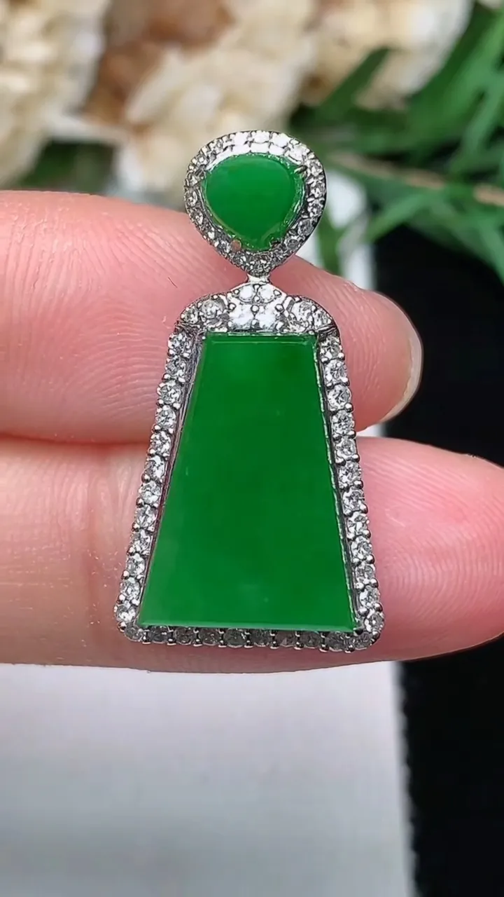 天然A货翡翠无事牌吊坠，尺寸26.4-13.7-7.8，裸石14.5-10.5，重量:3.11g
12月20日，重量:3.11g