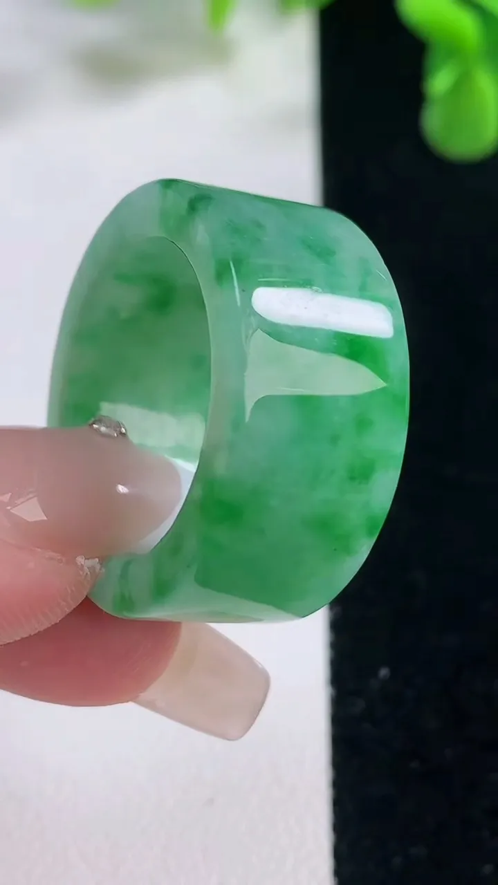 天然A货翡翠方形指环扳指，尺寸21.2-12.2-3.8，重量:13.10g2025年12月20日
工厂直销收藏佳品,种好水足，色泽均匀，有种有色，上手高大气！