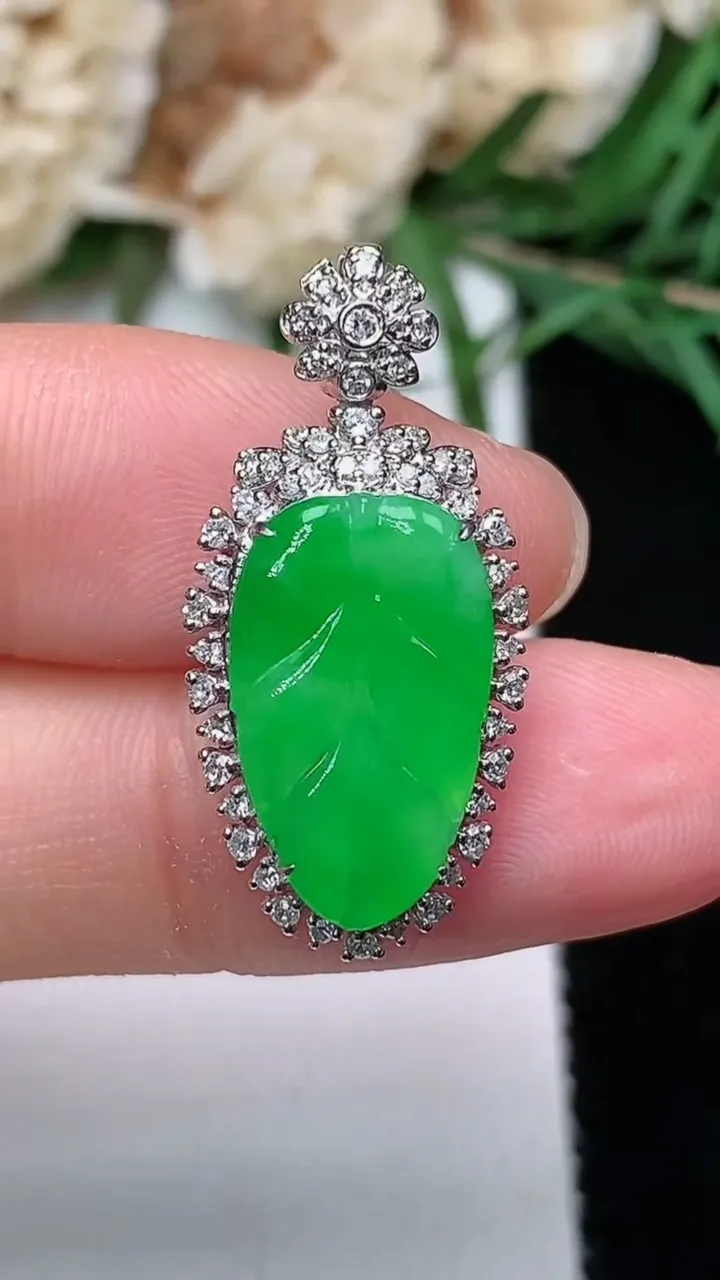 天然A货翡翠金枝玉叶 叶子吊坠，尺寸26.8-12.9-6.8，裸石15.7-9.6，重量:2.51g
12月20日