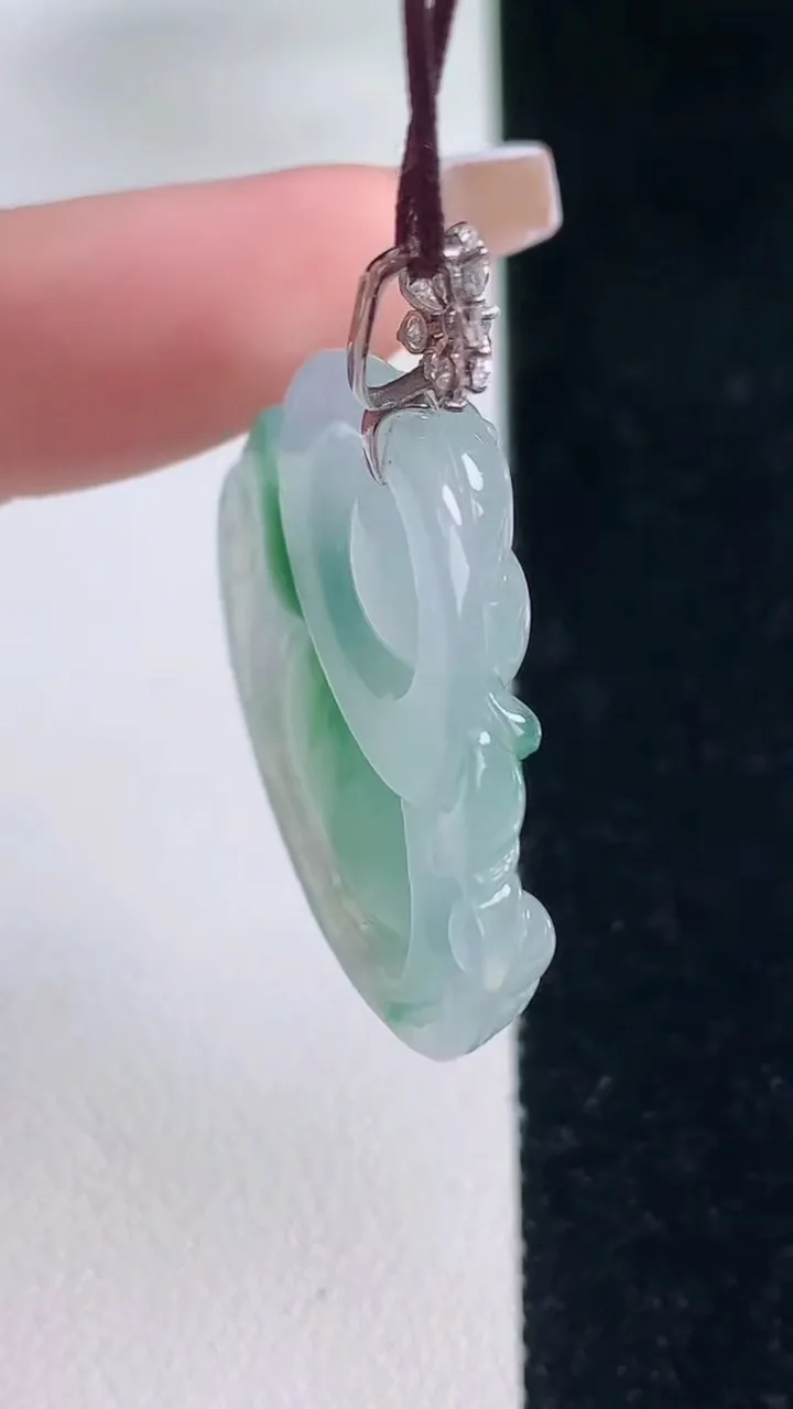 天然A货翡翠种飘花佛公吊坠，尺寸29.5-31.8-5.7，重量:8.27g
12月20日