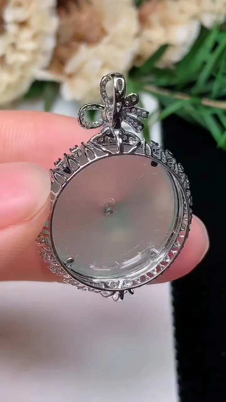 天然A货翡翠平安扣吊坠，尺寸32-22.8-7.5，裸石19.7，重量:4.46g
12月20日