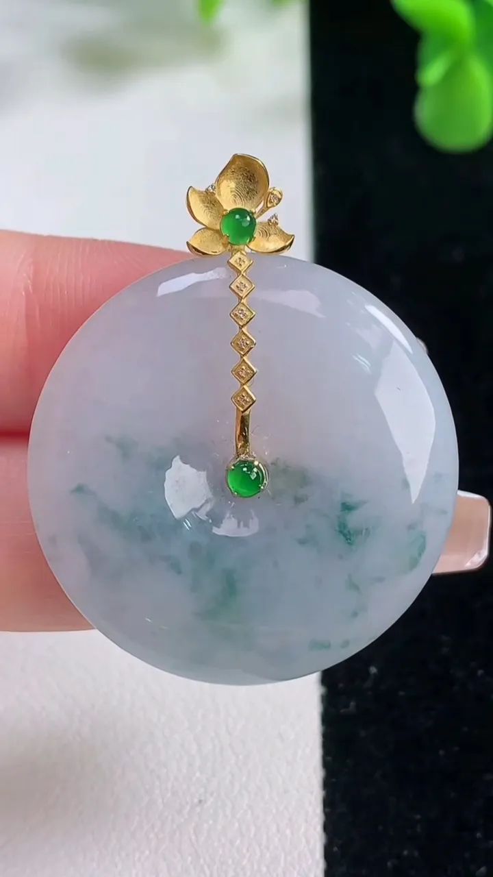 天然A货翡翠18K金飘花平安扣吊坠，尺寸31.2-5.7，重量:12.05g
12月20日