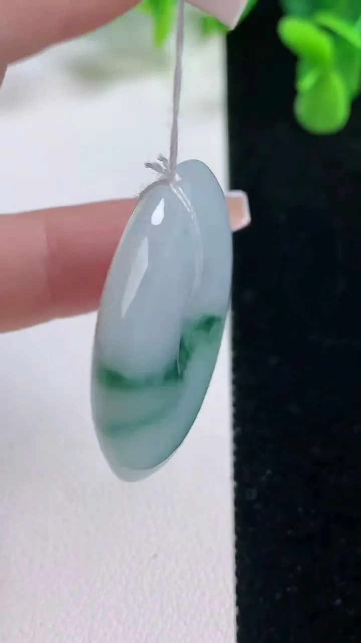 天然A货翡翠飘花平安扣吊坠，尺寸34.3-6.6，重量:17.16g
12月20日