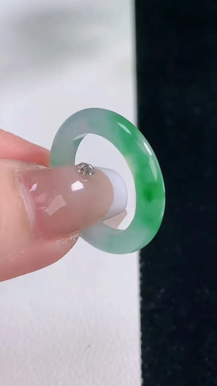 天然A货翡翠指环戒指，尺寸16.5-3.6-3.3，重量:2.51g2025年12月20日
工厂直销收藏佳品,种好水足，色泽均匀，有种有色，上手高大气！