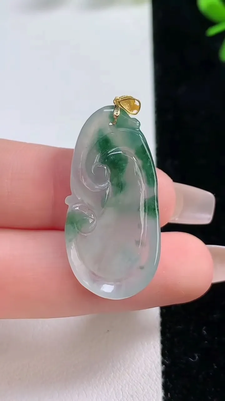 天然A货翡翠种飘花如意吊坠，尺寸33-16-5.2，重:4.77g
12月20日