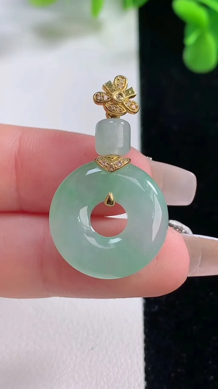 天然A货翡翠平安环吊坠，尺寸19.2-5.6，重量:5.53g
12月20日