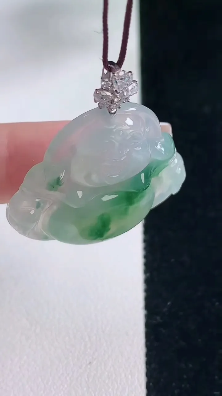 天然A货翡翠种飘花佛公吊坠，尺寸29.5-31.8-5.7，重量:8.27g
12月20日