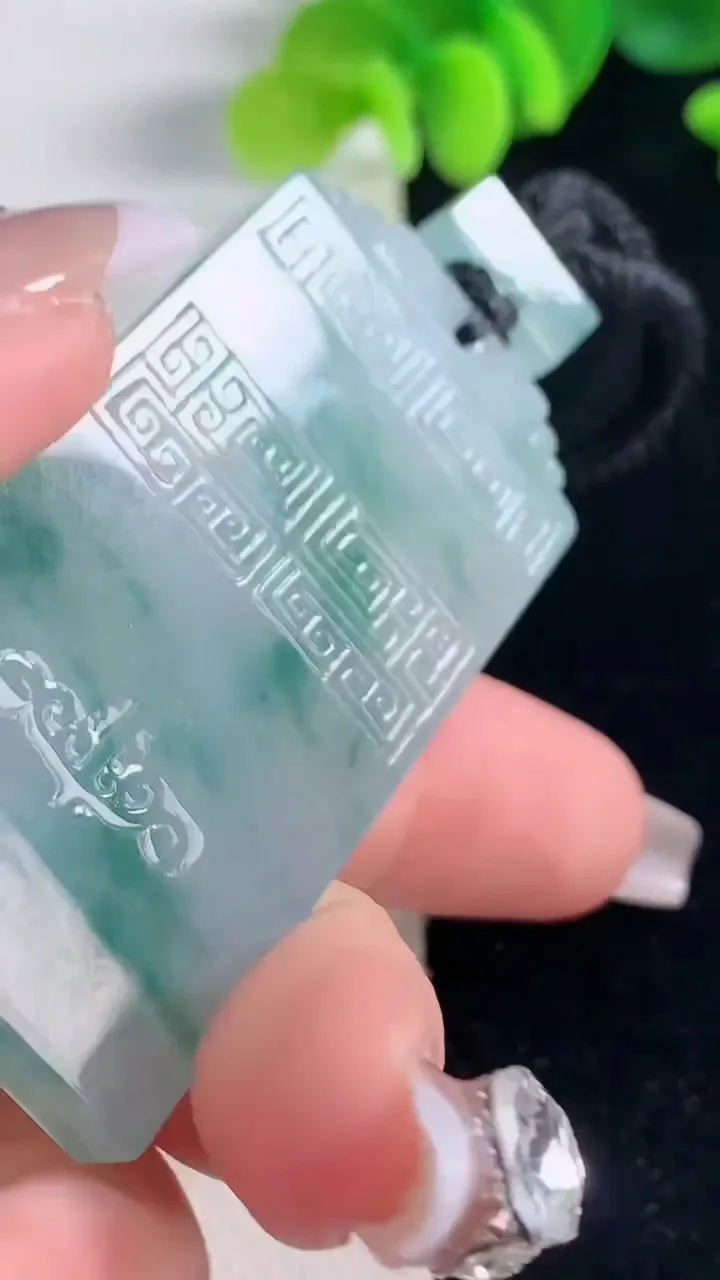 天然A货翡翠种飘花仿古无事牌吊坠，尺寸56-29.2-5.6，重量:35.47g
12月20日