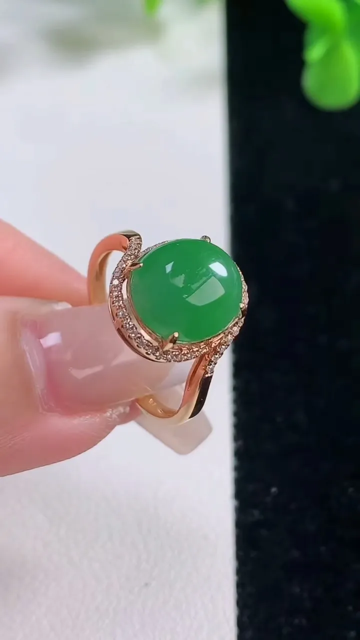 天然A货翡翠蛋面戒指，尺寸17.5-10.5-9.6-7.2，重量:3.34g2025年12月20日
工厂直销收藏佳品,种好水足，色泽均匀，有种有色，上手高大气！