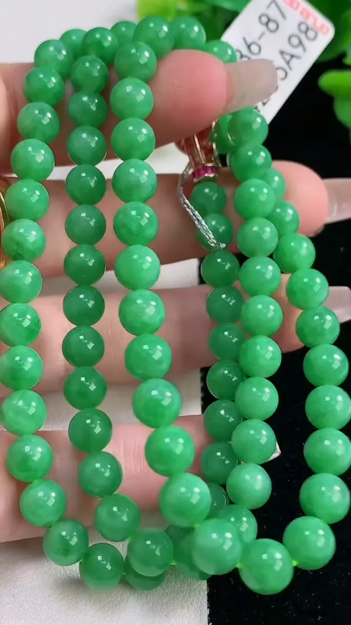 天然A货翡翠圆珠项链，尺寸6.5-87颗，重量:44.17g12月20日
工厂直销收藏佳品,种好水足，色泽均匀，有种有色，上手高大气！