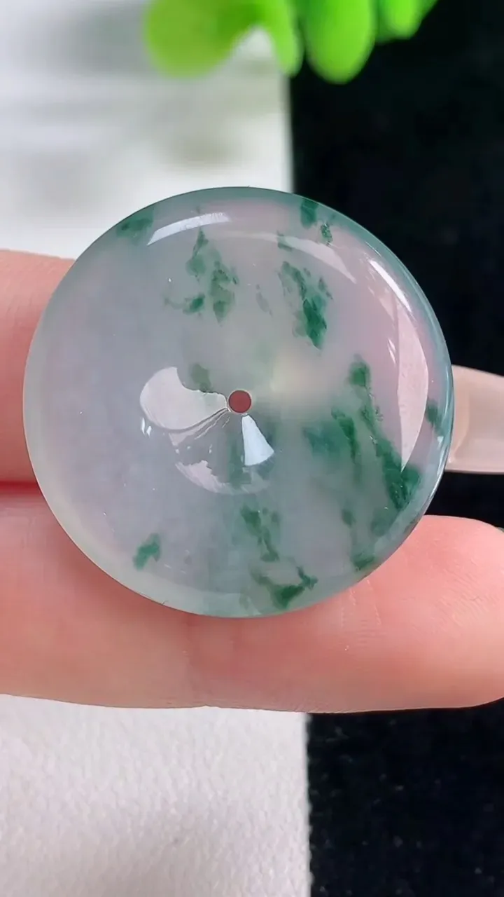 天然A货翡翠种飘花平安扣吊坠，尺寸28.3-6，重量:10.00g
12月20日