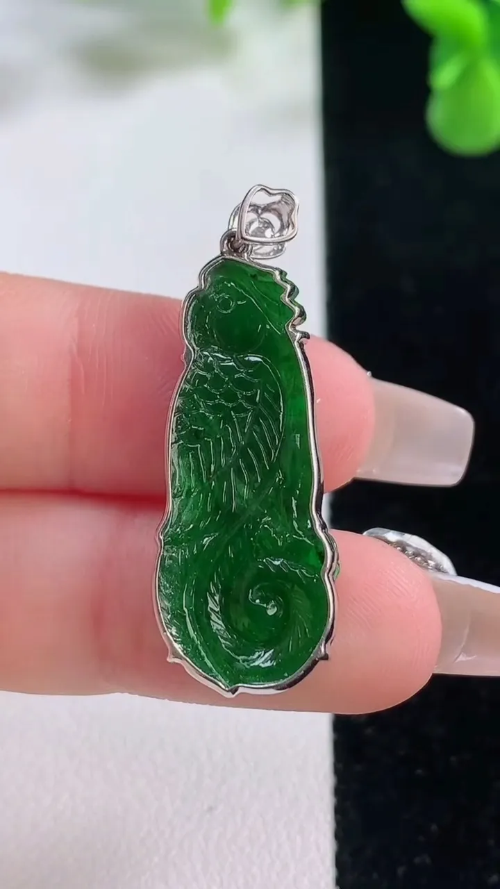 天然A货翡翠鸟语花香吊坠，尺寸30-13-3.7，重量:3.20g
12月20日